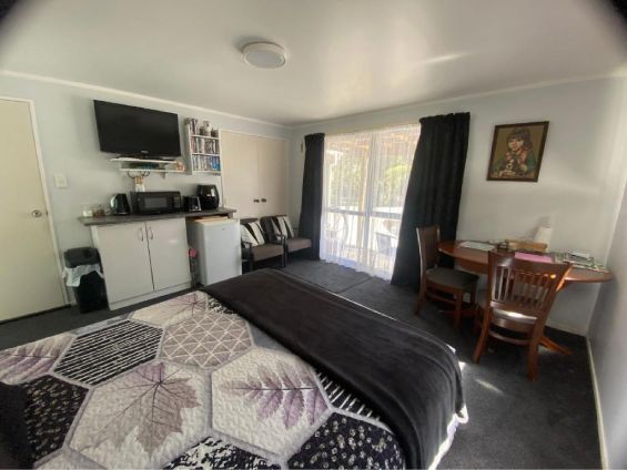 Deluxe Queen Studio